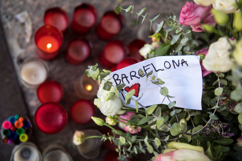 © Reuters. An impromptu memorial for the victims of the Barcelona attack is seen at Blanquerna Cultural Centre in Madrid