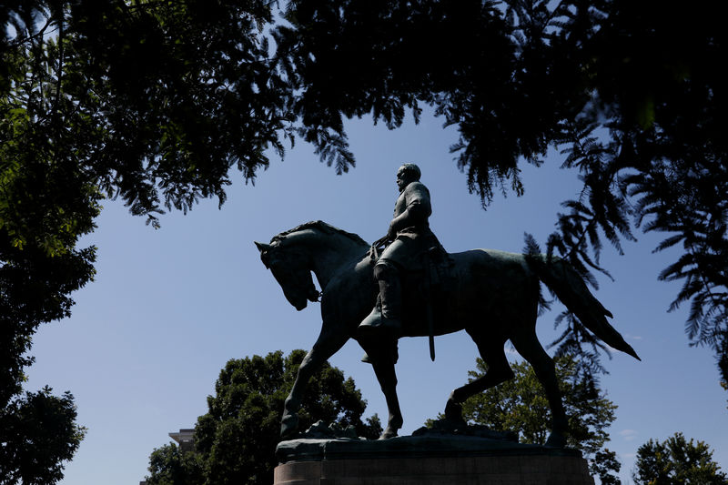 © Reuters. Estátua de general Robert E. Lee em Charlottesville