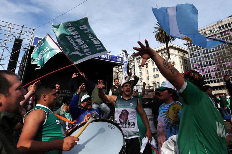 © Reuters. Representantes de sindicatos protestam em Buenos Aires