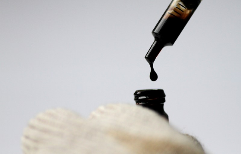 © Reuters. Illustration photo of crude oil being dispensed into a bottle