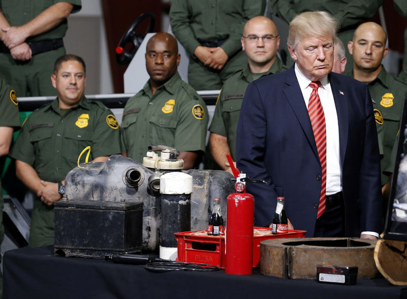 © Reuters. U.S. President Donald Trump looks at objects used to smuggle narcotics at the U.S. Customs and Border Patrol facility in Yuma,