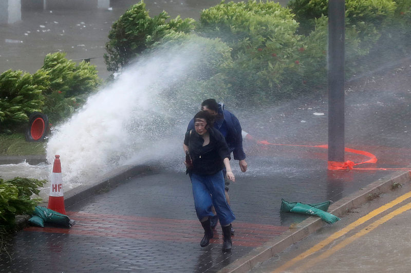 © Reuters. People react as Typhoon Hato hitting in Hong Kong
