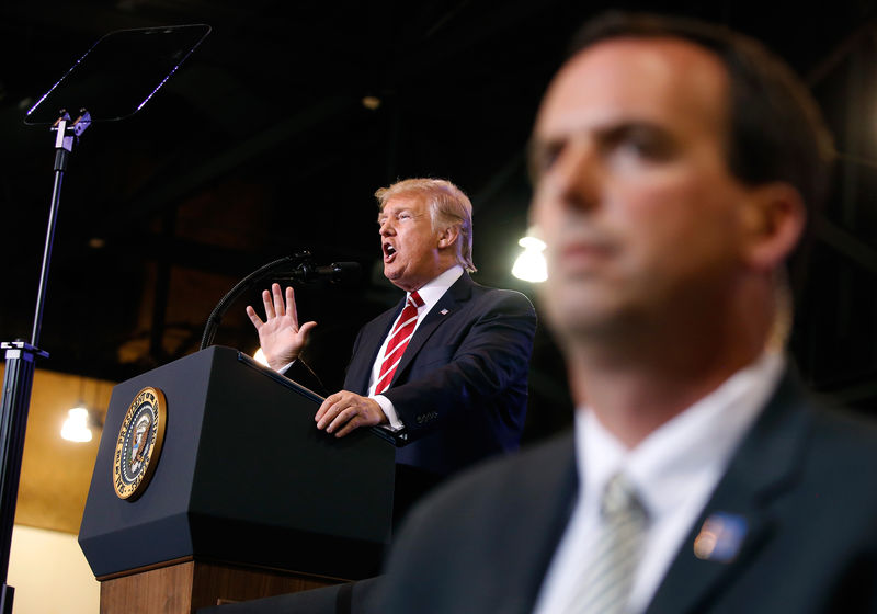 © Reuters. A Secret Service agent stands by as U.S. President Donald Trump speaks at a campaign rally in Phoenix, Arizona