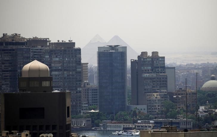 © Reuters. The Giza Pyramids are pictured behind the Nile river and buildings in Cairo