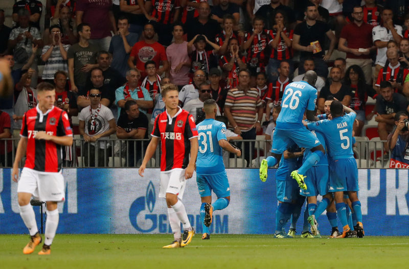 © Reuters. Foto del martes de los futbolistas del Napoli celebrando el gol de José Callejón en el triunfo ante Niza