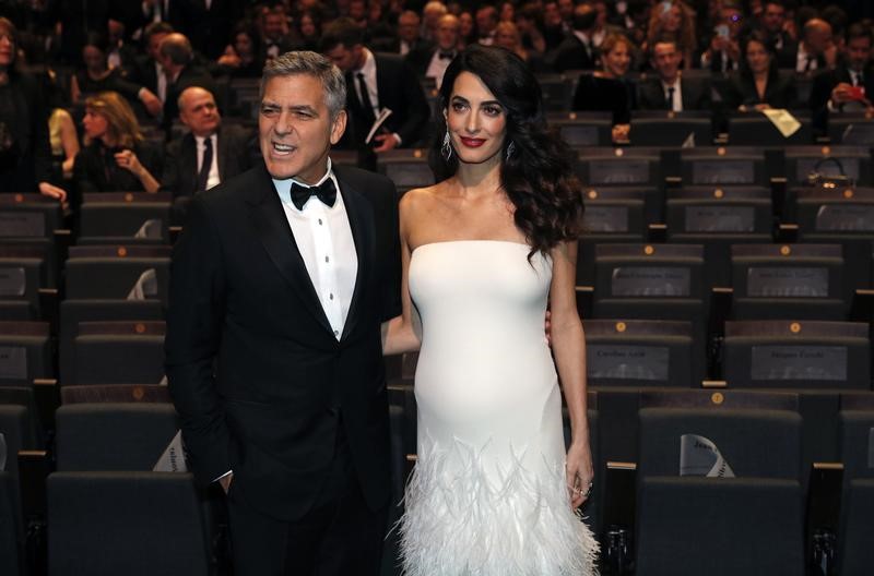 © Reuters. Imagen de archivo del actor George Clooney y su esposa, Amal, en los premios César en París