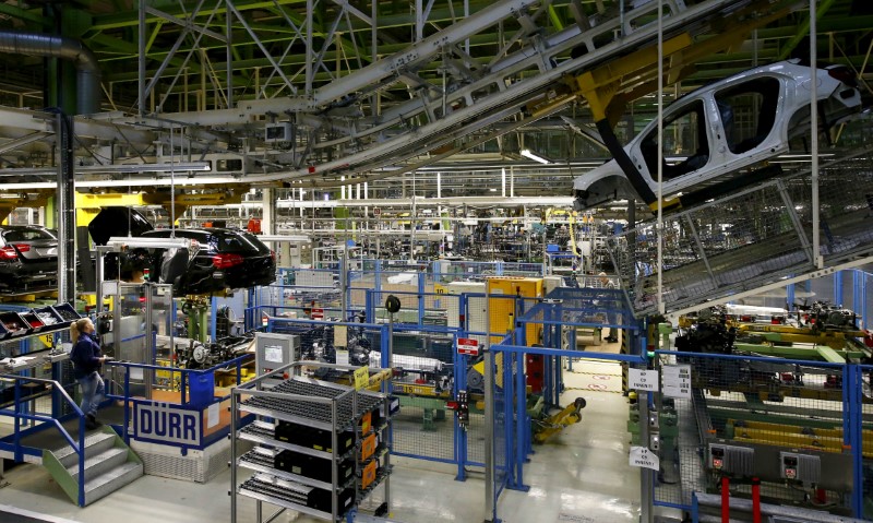 © Reuters. FILE PHOTO -  An employee of German car manufacturer Mercedes Benz observes the connection between the bodywork and the chassis of an A class (A-Klasse) model at their production line at the factory in Rastatt
