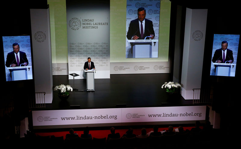 © Reuters. ECB President Draghi gives a speech during Lindau Nobel Laureate Meetings in Lindau