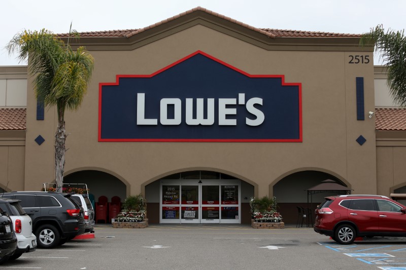 © Reuters. A Lowe's retail store is shown in Carlsbad, California