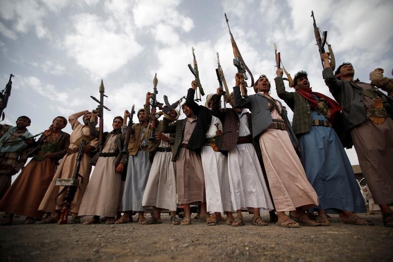 © Reuters. FILE PHOTO: Houthi fighters hold up their weapons as they attend a tribal gathering in Sanaa