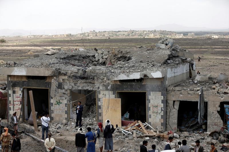 © Reuters. مقتل 35 في ضربتين جويتين قرب نقطة تفتيش للحوثيين باليمن
