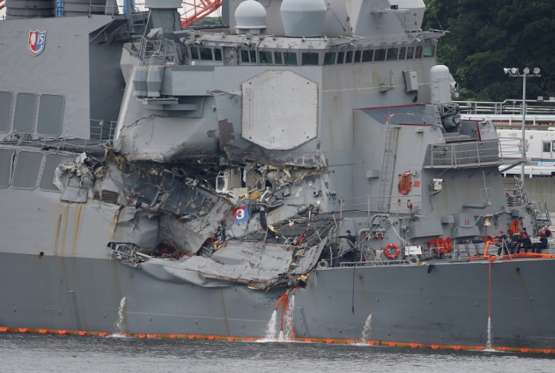 © Reuters. Destróier de mísseis guiados norte-americano USS Fitzgerald, após colisão na base naval de Yokosuka, no Japão