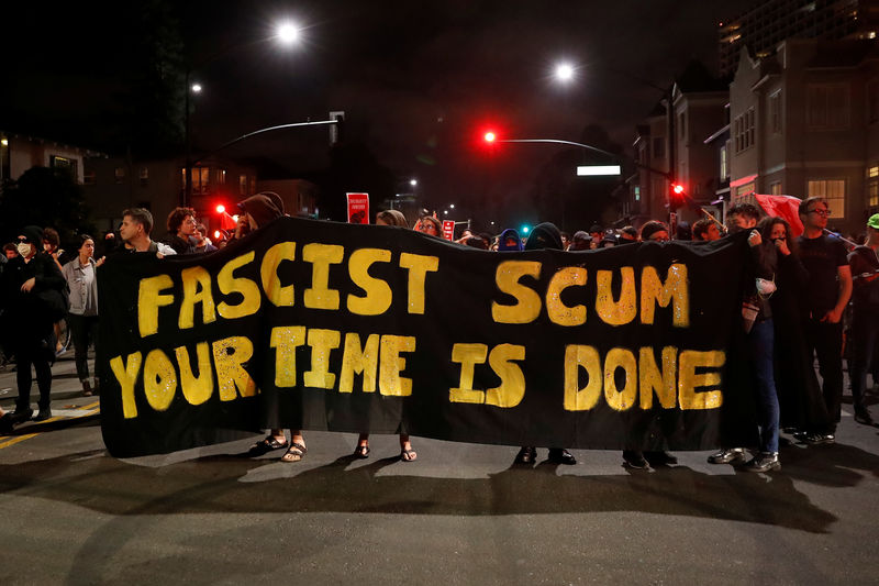 © Reuters. Manifestantes carregam cartaz contra racismo em resposta a ataque de carro em Charlottesville, em Oakland, Estados Unidos