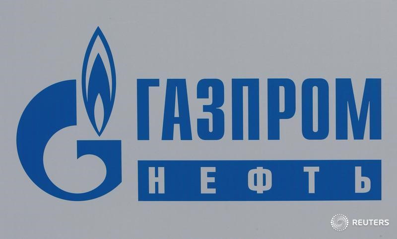 © Reuters. Логотип Газпромнефти на экономическом форуме в Санкт-Петербурге 1 июня 2017 года