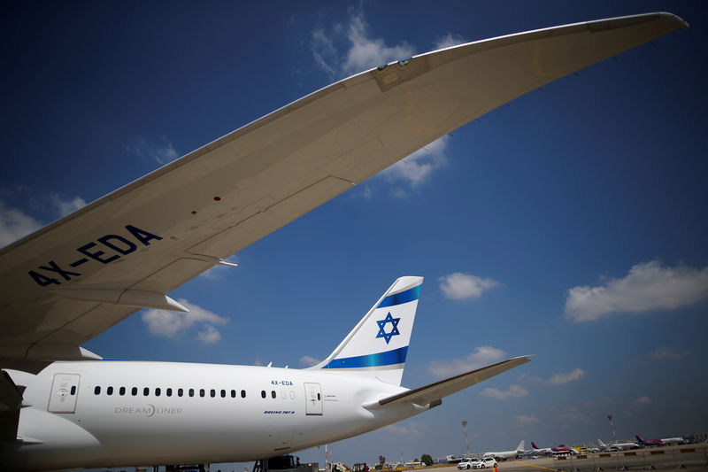 © Reuters. The first of Israel's El Al Airlines order of 16 Boeing 787 Dreamliner jets lands at Ben Gurion International Airport, near Tel Aviv