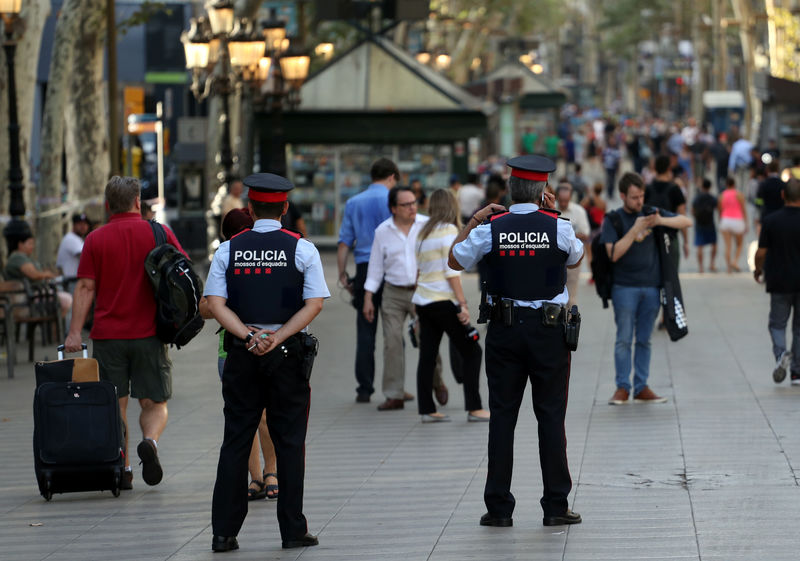 © Reuters. Forças de segurança da Catalunha na avenida Las Ramblas, onde uma van atropelou pedestres, em Barcelona