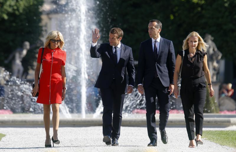 © Reuters. French President Macron and and his wife Brigitte and Austrian Chancellor Kern pose for photographers in Salzburg,