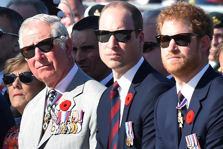 © Reuters. Príncipe Charles e seus filhos príncipe William e Harry, do Reino Unido, durante cerimônia em Vimy, na França