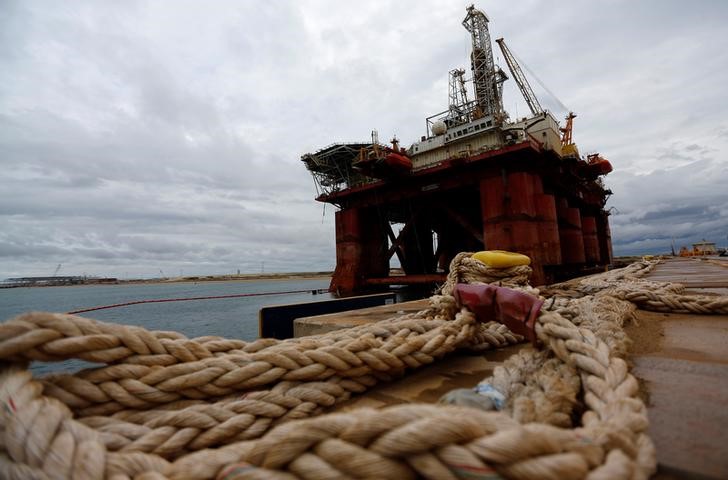 © Reuters. Нефтедобывающая платформа в порту Сан-Жоан да Барра, Бразилия