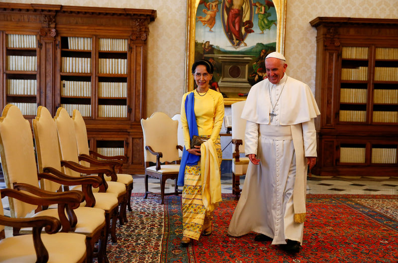 © Reuters. FILE PHOTO: Pope Francis talks with Myanmar State Counsellor Aung San Suu Kyi during a private audience at the Vatican