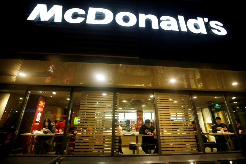 © Reuters. FILE PHOTO - Customers eat dinner at a McDonald's store in Beijing