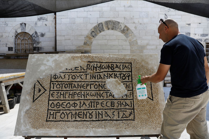 © Reuters. Mosaico de 1.500 anos com uma inscrição em grego foi encontrado durante obras para instalar cabos de comunicação na Cidade Velha de Jerusalém