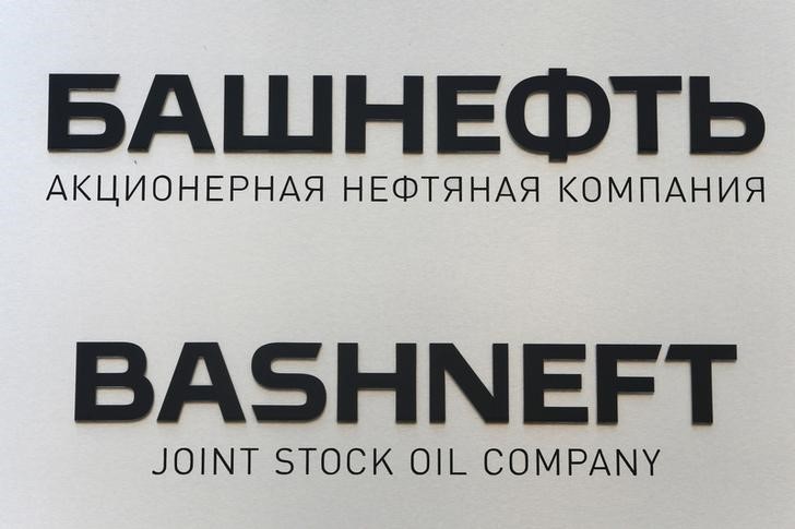 © Reuters. Вывеска на здании штаб-квартиры Башнефти  в Москве