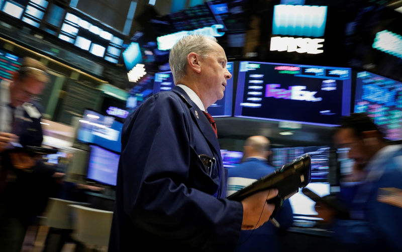 © Reuters. Traders work on the floor of the NYSE in New York