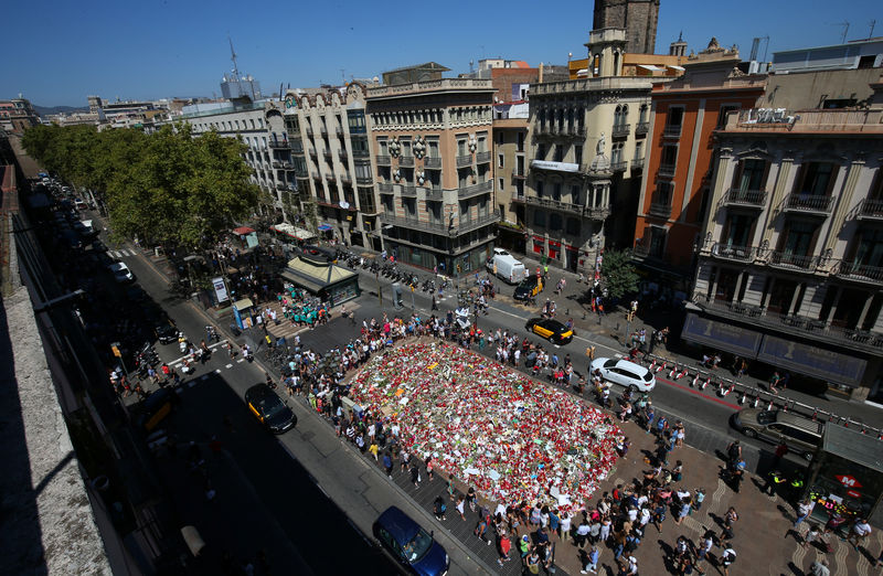 © Reuters. Memorial improvisado em local onde van atropelou multidão de pedestres em Las Ramblas, Barcelona