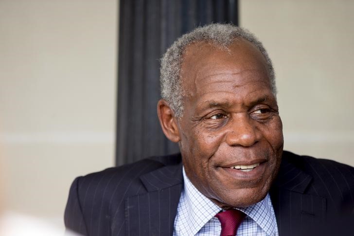 © Reuters. Ator Danny Glover chega em cerimônia de abertura da embaixada de Cuba em Washington, Estados Unidos