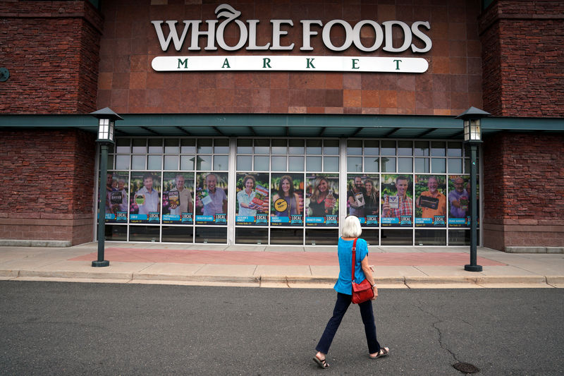 © Reuters. Cliente entra em loja da Whole Foods em Superior, Estados Unidos