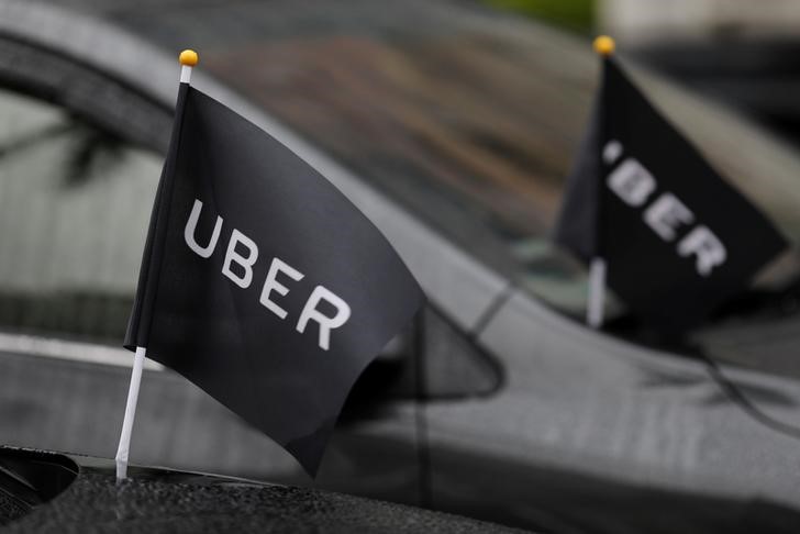 © Reuters. Carros de motoristas da Uber são vistos estacionados fora do Ministério dos Transportes durante protesto em Taipé. Taiwan