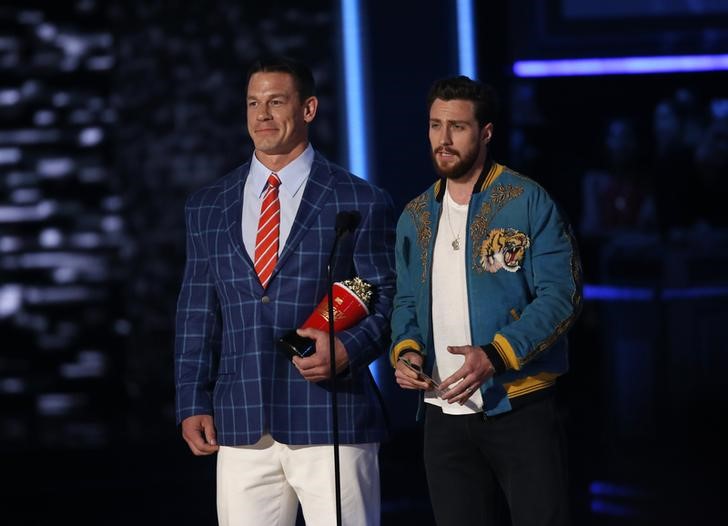 © Reuters. John Cena (E) e Aaron Taylor-Johnson em premiação da MTV