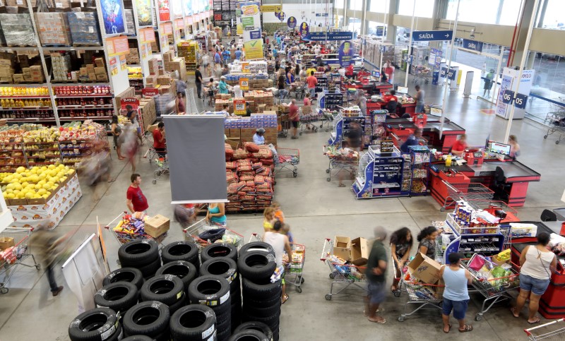 © Reuters. FILE PHOTO: Consumers shop at a supermarket in Sao Paulo