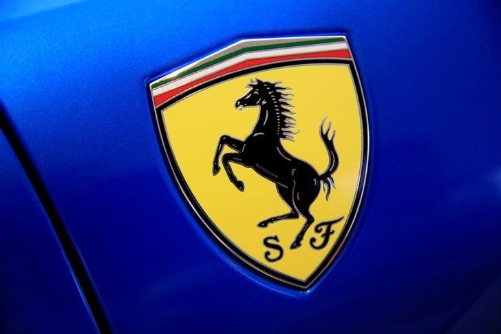 © Reuters. Logo da Ferrari é visto em concessionária em Cingapura