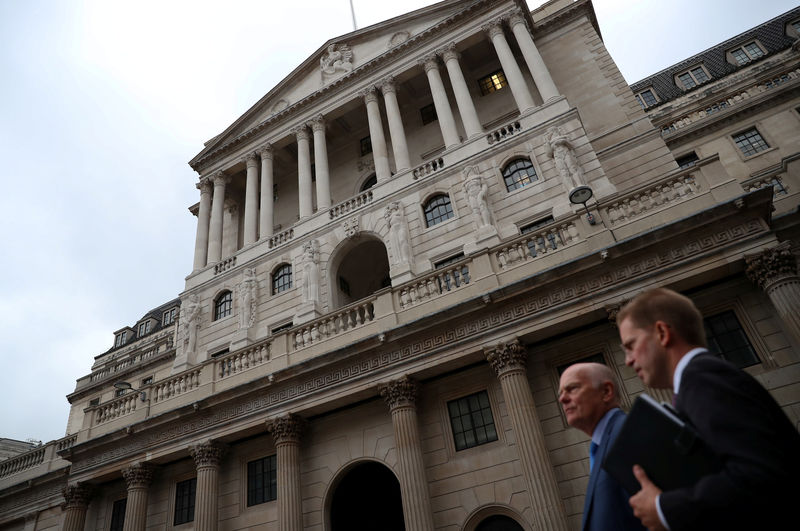 © Reuters. Pessoas caminham diante do Bank of England em Lonfres, Reino Unido