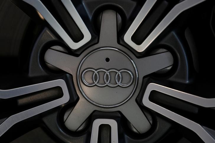 © Reuters. Logo da Audi em roda de carro da marca durante evento em Hong Kong, China