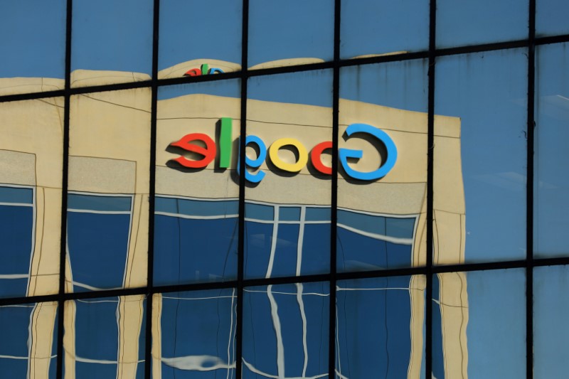 © Reuters. FILE PHOTO: Google logo on office building in Irvine, California