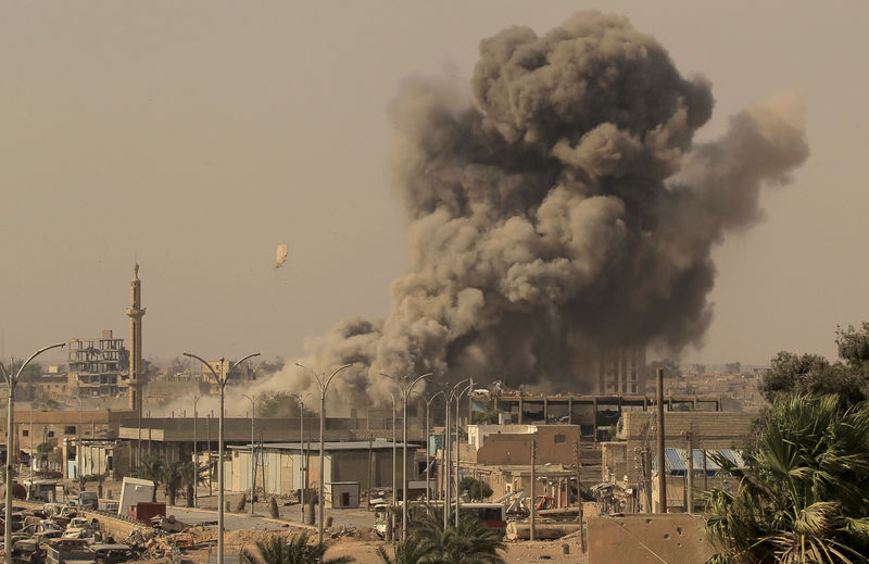 © Reuters. FILE PHOTO: Smoke rises after an air strike during fighting between members of the Syrian Democratic Forces and Islamic State militants in Raqqa