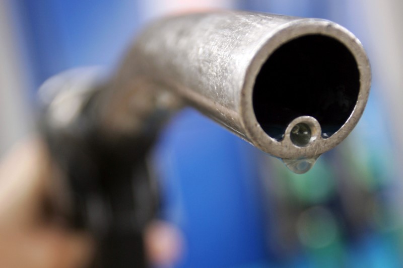 © Reuters. A motorist holds a fuel pump at a Gulf petrol station in London