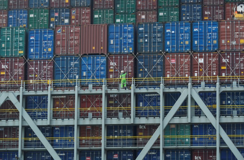 © Reuters. FILE PHOTO: Freight containers are seen on a container ship at DP World, Southampton Docks, in Southampton, Britain
