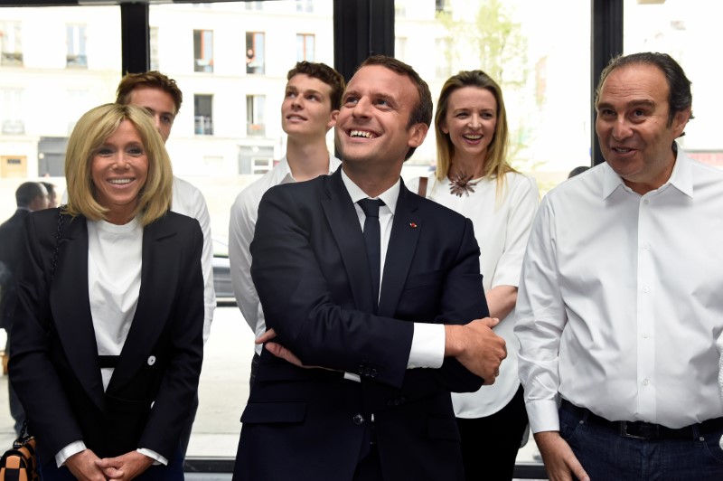 © Reuters. Parigi, il presidente francese Emmanuel Macron  e la moglie Brigitte all'inuagurazione di un incubatore per start-ups