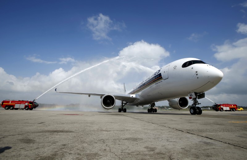 © Reuters. The first of 67 new Airbus A350-900 planes delivered to Singapore Airlines is greeted with a water cannon salute on arrival at Singapore's Changi Airport