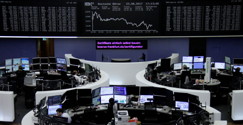 © Reuters. Los valores cíclicos impulsan las bolsas europeas, Dixons Carphone se hunde
