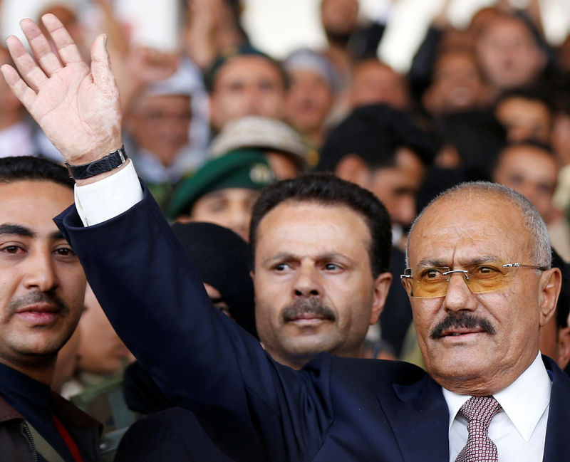 © Reuters. Yemen's former President Ali Abdullah Saleh, gestures to supporters as he arrives to a rally held to mark the 35th anniversary of the establishment of his General People's Congress party in Sanaa