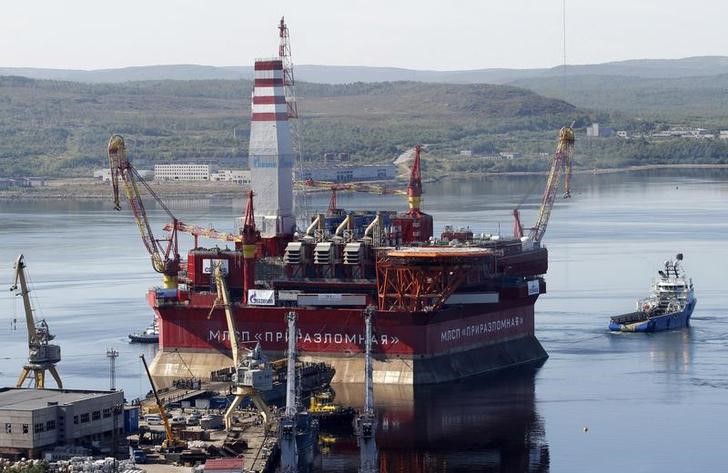 © Reuters. Нефтяная платформа в гавани Мурманска