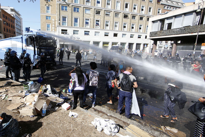 © Reuters. اشتباكات في روما بعد طرد الشرطة للاجئين احتلوا ميدانا