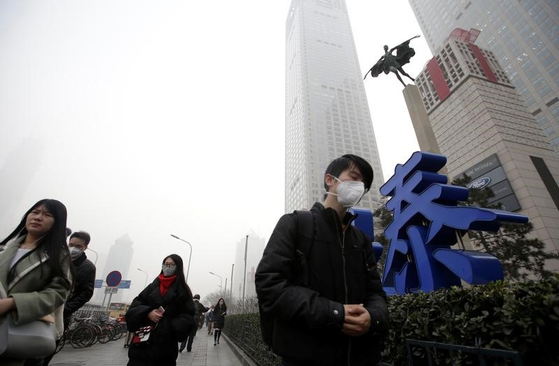 © Reuters. الصين تتعهد بخفض تلوث الهواء 15% في شمال بلاد