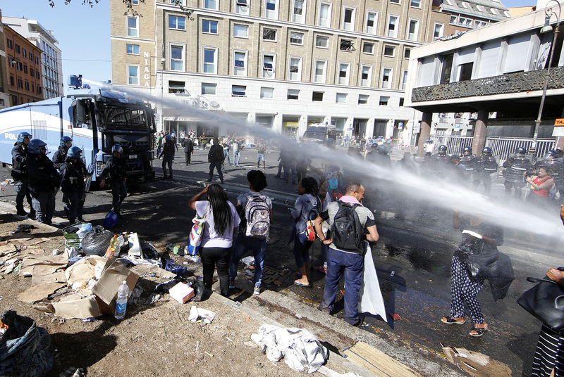 © Reuters. Polícia italiana usa canhões de água para expulsar refugiados acampados em praça, em Roma