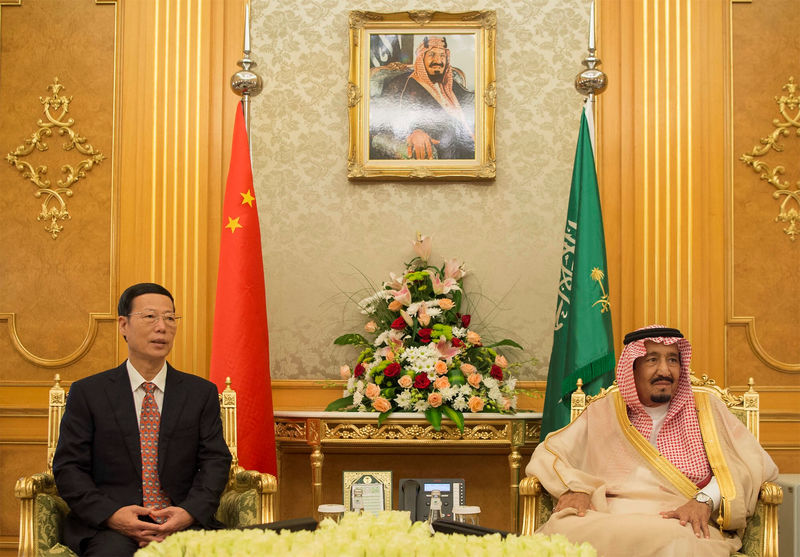© Reuters. Saudi Arabia's King Salman bin Abdulaziz Al Saud meets with Chinese Vice Premier Zhang Gaoli, in Jeddah